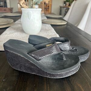 Volatile Black Snake Skin Flip Flops sz 9